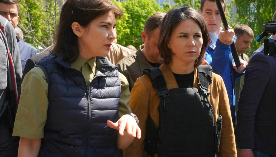 ETTERFORSKER: Ukrainas riksadvokat Iryna Venediktova (t.v.), her sammen med Tysklands utenriksminister Annalena Baerbock på et bilde fra 10. mai. Ukrainas riksadvokat Iryna Venediktova, til venstre, sammen med den tyske utenriksministeren Annalena Baerbock under et besøk ved en massegrav i byen Butsja tirsdag denne uken. Fredag er Venediktova aktor i den første rettssaken mot en russisk krigsfange etter invasjonen i februar. Foto: Efrem Lukatsky/AP/NTB