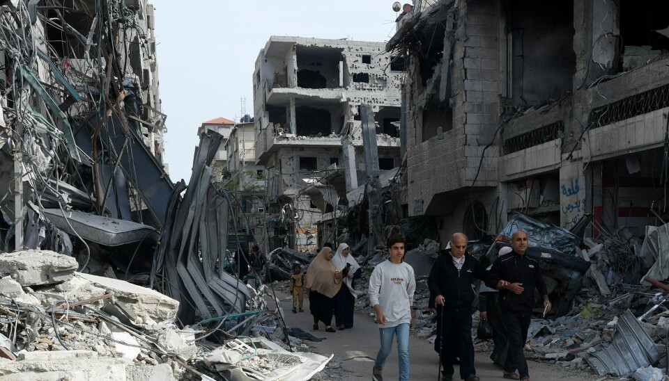 Palestinere går forbi ødelagte bygninger i Nusseirat-leiren sentralt på Gazastripen. Foto: Adel Hana / AP / NTB Palestinere går forbi ødelagte bygninger i Nusseirat-leiren sentralt på Gazastripen. Foto: Adel Hana / AP / NTB