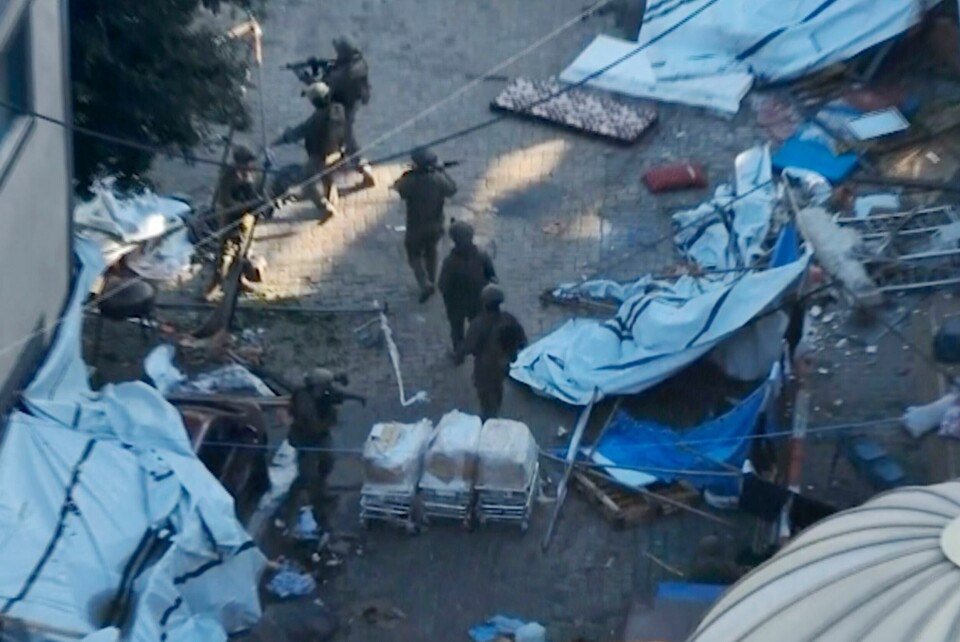 Israelske soldater ved Shifa-sykehuset. Foto: IDF via AP / NTB Et stillbilde hentet fra en video offentliggjort av israelske militærmyndigheter onsdag. Bildet skal vise soldater utenfor Shifa-sykehuset i Gaza. Foto: IDF via AP / NTB