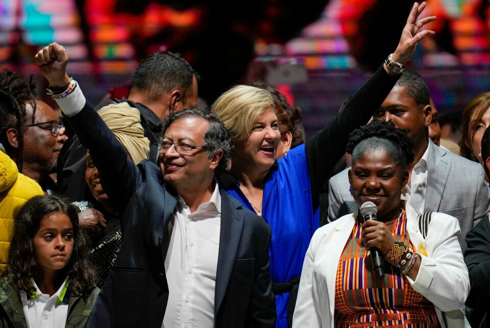 COLOMBIA: Gustavo Petro og hans kone Veronica Alcocer (i blått) jubler sammen med Petros tilhengere etter at valgseieren var et faktum. Gustavo Petro og hans kone Veronica Alcocer (i blått) jubler sammen med Petros tilhengere etter at valgseieren var et faktum. Foto: Fernando Vergara / AP / NTB