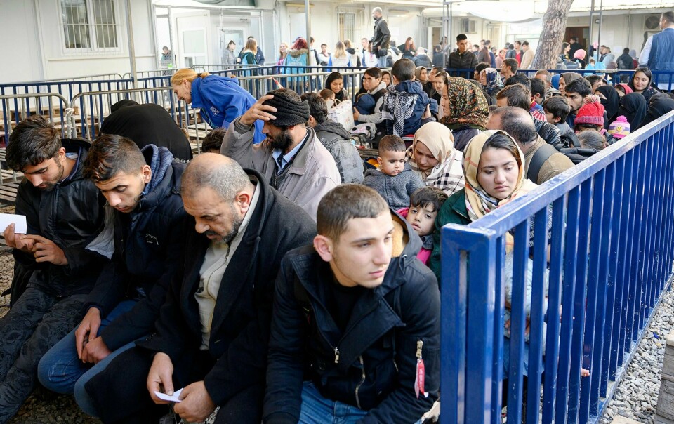 Moria-leiren på Lesvos er sprengfull, likevel dyttar greske styremakter inn nye grupper med flyktningar og migrantar, som denne gruppa som ventar på å bli registrerte.