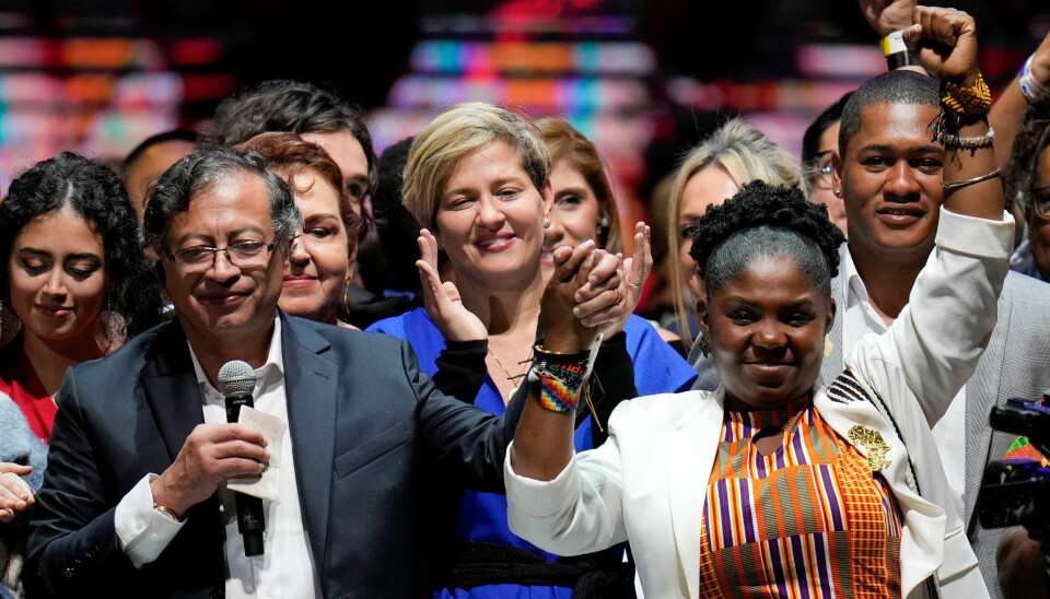 VALG: Gustavo Petro og hans visepresidentkandidat Francia Márquez jubler over seieren i presidentvalget. Bak ham står hans kone Veronica Alcocer. Gustavo Petro og hans visepresidentkandidat Francia Márquez jubler over seieren i presidentvalget. Bak ham står hans kone Veronica Alcocer. Foto: Fernando Vergara / AP / NTB