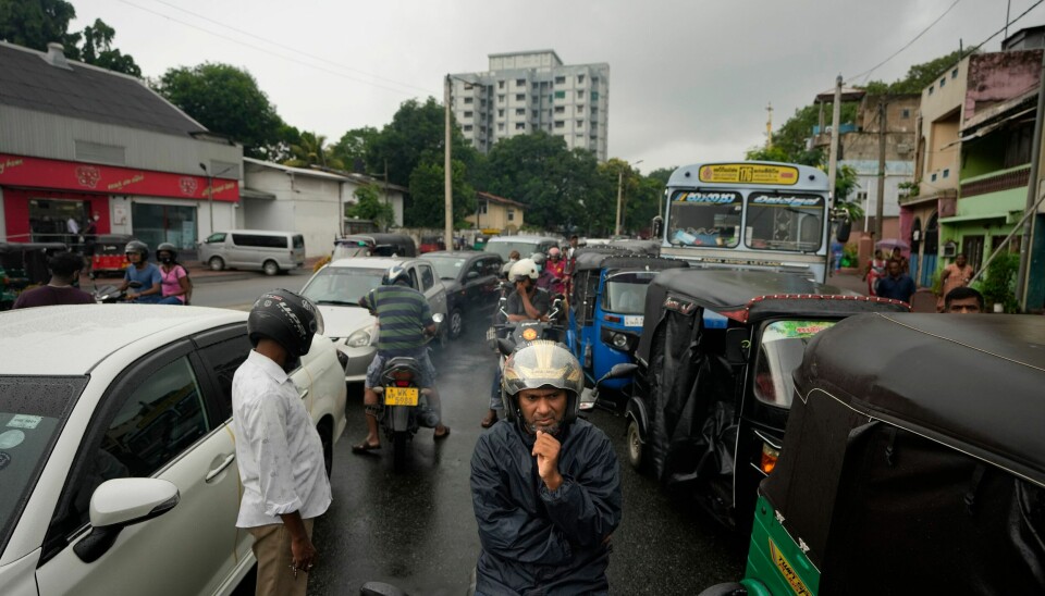SRI LANKA: Køane framfor bensinstasjonar på Sri Lanka er endelause. Køene foran bensinstasjoner på Sri Lanka er endeløse. Foto: AP / NTB