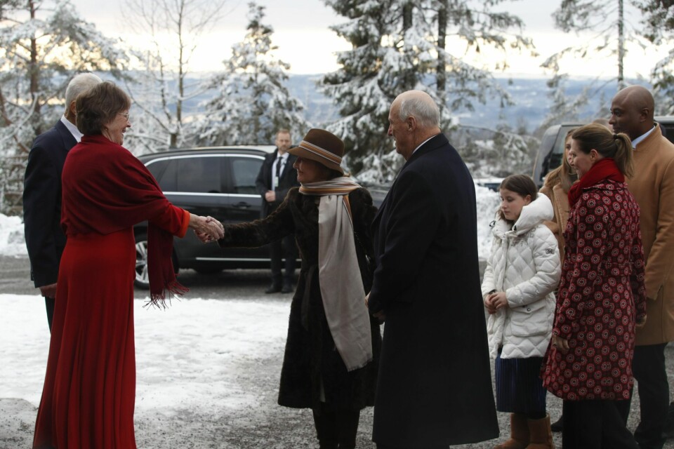 Kong Harald og dronning Sonja ankom onsdag gudstjenesten i Holmenkollen kapell. Med i følget var også prinsesse Märtha Louise og kjæresten Durek Verrett.