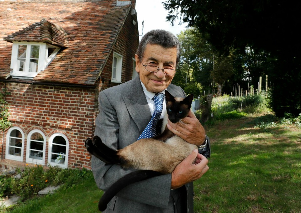Menneskerettighetsadvokat Geoffrey Nice. Her fotografert sammen med katten sin, Mr. Needy, utenfor hjemmet sitt i Adisham i England.