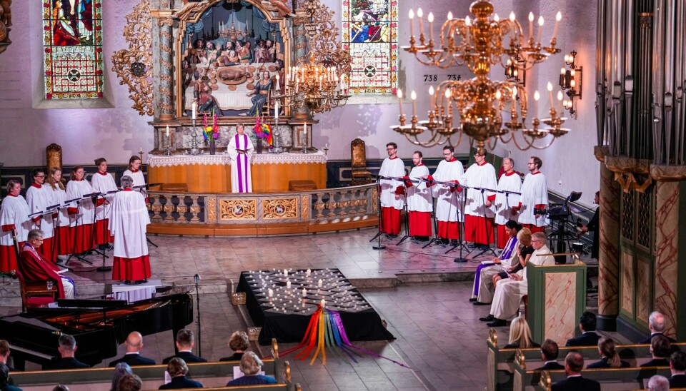 SAMLET: Søndag ble det holdt sørgegudstjeneste i Oslo domkirke etter angrepet i Oslo natt til lørdag. Oslo 20220626. Søndag holdes det sørgegudstjeneste i Oslo domkirke etter angrepet i Oslo natt til lørdag. To personer ble drept og 21 personer skadet da en mann løsnet skudd mot utesteder i Oslo sentrum. Foto: Javad Parsa / NTB / POOL