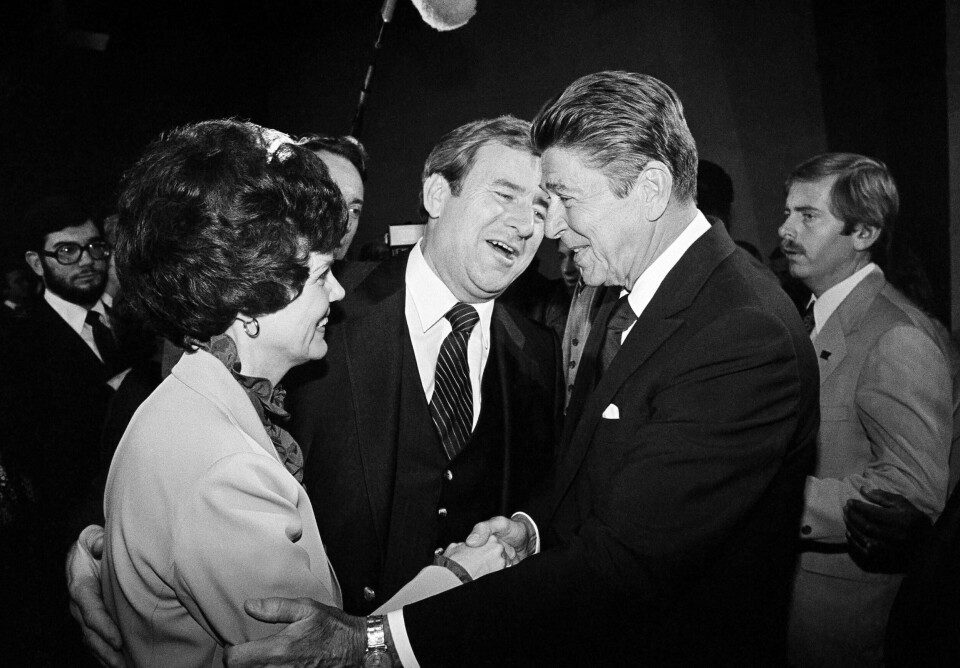 Professor peker på den politisk-religiøse organisasjonen Moral Majority som en forklaring på at amerikaneres tillit til religiøse ledere er svekket. Her er organisasjonens grunnlegger pastor Jerry Falwell sammen med sin kone og Ronald Reagan i 1980.