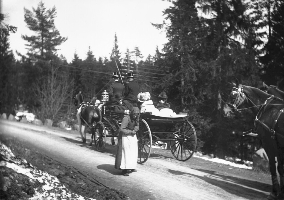 Kong Edward og dronning Alexandra på Noregs-besøk. Dronningane Alexandra og Maude gir almisse til ei gamal kvinne, Holmenkollen 1908. Herman Neupert/Oslo Museum