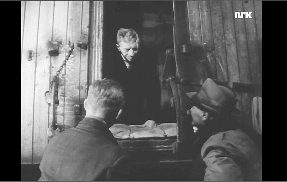 I NRK-dokumentaren «Uteliggere i storbyen» frå 1962 møter vi blant anna Ola på 60 år som søv i ein konteiner (i midten på bildet). Skjermdump/NRK