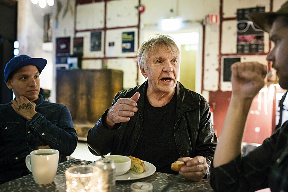 MENTOR: Hans Erik Schei var med i «Guds fred» på 1970-tallet. Nå er han fast gjest på Sub Church, her i samtale med Sebastian Hovind og Kaur Grønlien.