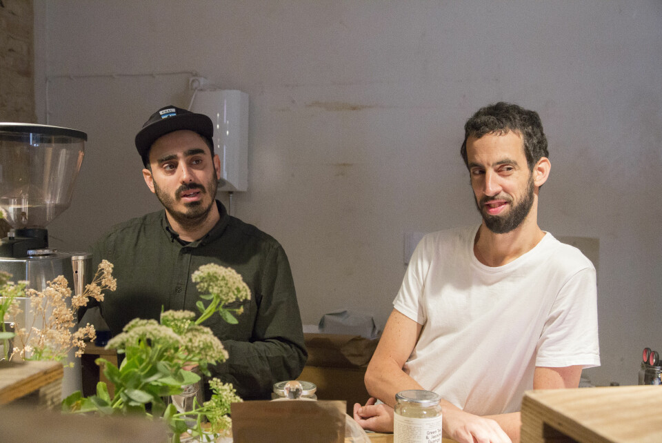 Nir Ivenizki (t.h.) og Doron Eisenberg er begge fra Tel Aviv. For noen år siden flyttet de til Berlin. De driver plateselskap og kafe. Snart åpner de restaurant i bydelen Neukölln i
Berlin.