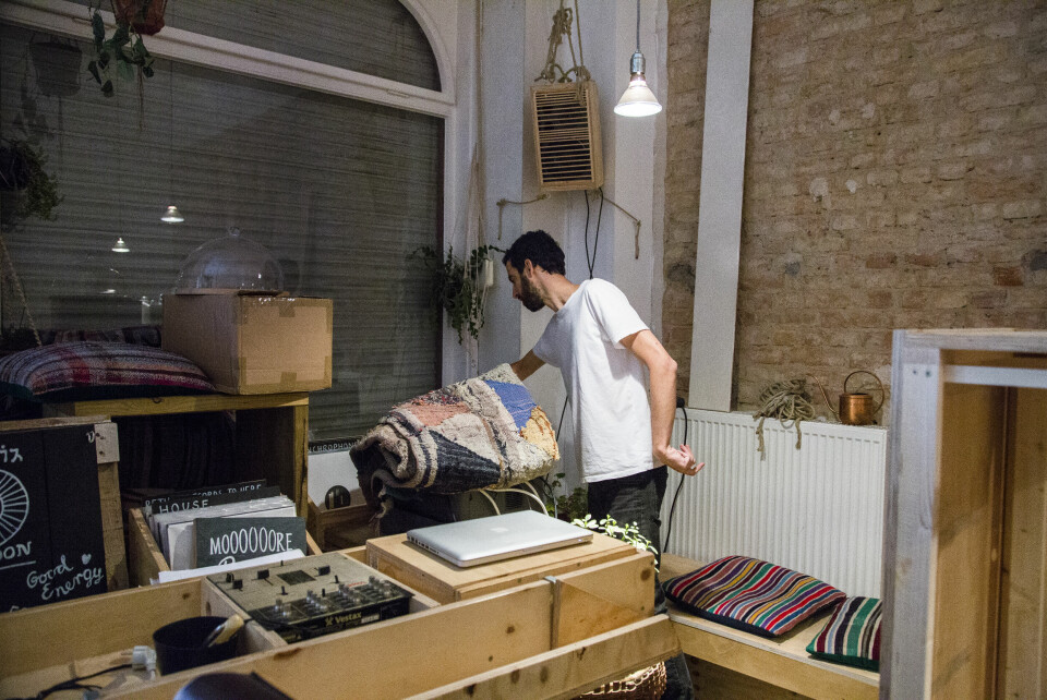 Doron Eisenberg driver plateselskap, events, kafé og altså snart restaurant sammen med Nir Ivenizki. Som utflyttet fra Tel Aviv til Tyskland er begge opptatt av forholdet mellom de to landene.