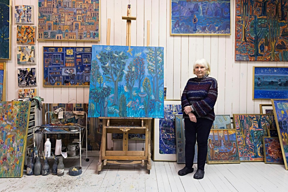 Liv Benedicte Nielsen stiller ut både eldre og nyere malerier og grafiske arbeider på Galleri katakomben. Gjennom årene har det blitt en lang rekke separatutstillinger på Nielsen, som debuterte i 1964.