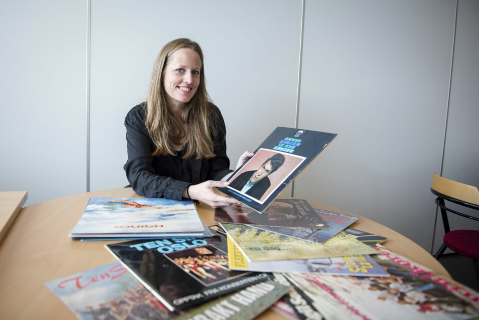 Konservatoren ved Rockheim, Vigdis Sjelmo, kartlegger den kristne musikkens historie i Norge. Her med en LP med trønderen Arvid Wangberg, den første kristne pop-stjernen her i landet. Foto: Joakim S. Enger