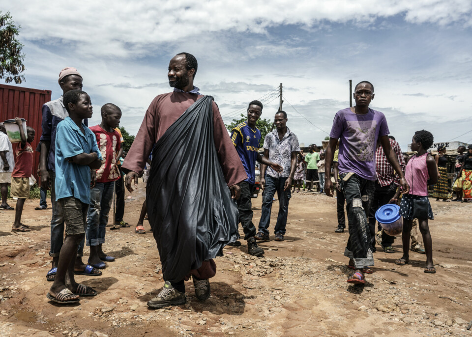 Jesus fra Kitwe spaserer gjennom et marked i byen Ndola i Zambia. Foto: Jonas Bendiksen