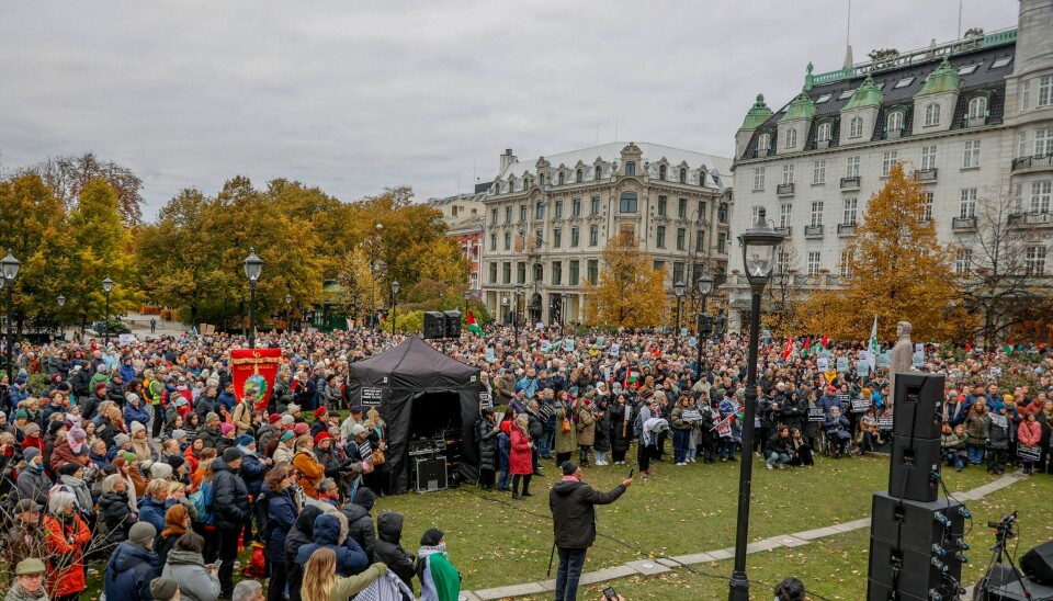 Flere hundre mennesker har møtt opp til fredsdemonstrasjonen utenfor Stortinget lørdag, der de oppfordrer til fred i Israel og Gaza. Foto: Frederik Ringnes / NTB Flere hundre mennesker har møtt opp til fredsdemonstrasjonen utenfor Stortinget lørdag, der de oppfordrer til fred i Israel og Gaza. Foto: Frederik Ringnes / NTB