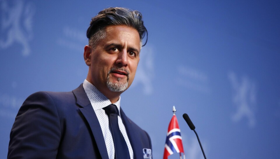 Kulturminister Abid Q. Raja (V), for anledningen med norsk flagg og uten regnbuepin.