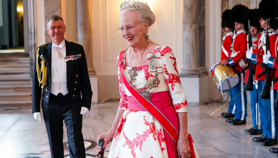 TREKKER SEG: Dronning Margrethe abdiserer 14. januar, annonserte hun nyttårsaften. Dronning Margrethe av Danmark på vei til festmiddag på Amalienborg Slott i forbindelse med det norske kongeparets besøk i juni. Foto: Lise Åserud / NTB / POOL