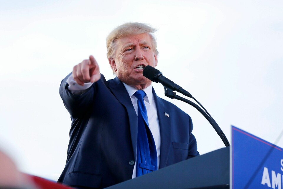 FORESLO SKUDD: Tidligere forsvarsminister Mark Esper skriver i en fersk bok at daværende president Donald Trump i 2020 foreslo å skyte demonstranter i beina: – Kan dere ikke bare skyte dem? Skyte dem i beina eller noe, skal han ha sagt i Det ovale kontor i Det hvite hus. Tidligere president Donald Trump har vist ringeakt for retten og må betale dagbøter på 90.000 kroner, ifølge en kjennelse fra en domstol i New York. Arkivfoto: Joe Maiorana / AP / NTB