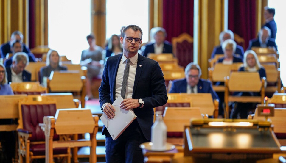 Her er barne- og familieminister Kjell Ingolf Ropstad (KrF) på veg til å svare på spørsmål i den munnlege spørretimen på Stortinget onsdag. Han møtte motstand frå fleire i opposisjon.