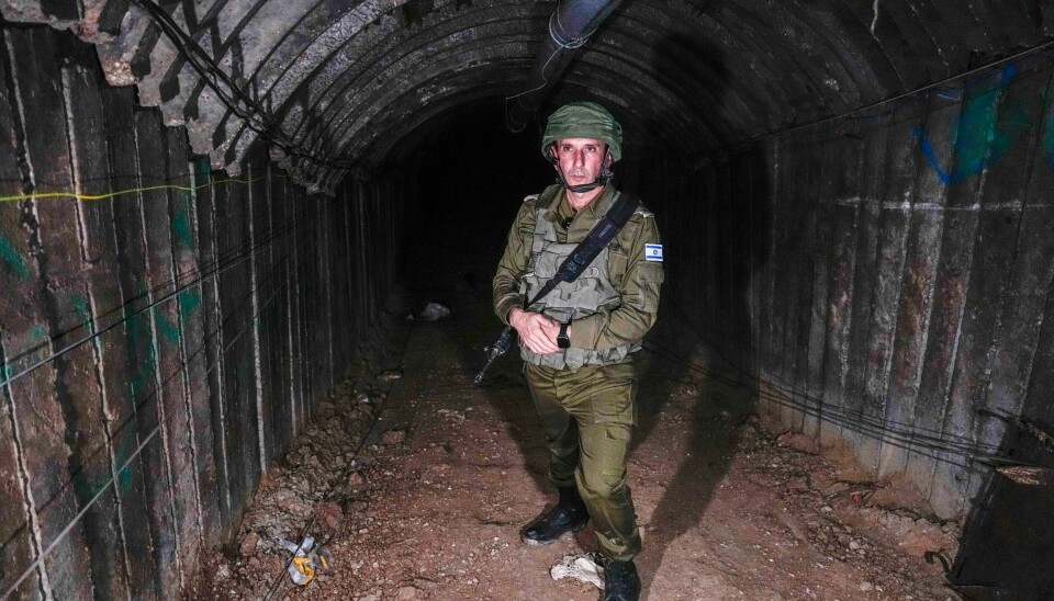Det israelske forsvarets talsmann Daniel Hagari, her under en omvisning for journalister i en tunnel nær Erez-grenseovergangen nord på Gazastripen, sier at IDF-styrker lørdag stormet et Hamas-hovedkvarter i Khan Younis. Foto: Ariel Schalit / AP / NTB Det israelske forsvarets talsmann Daniel Hagari, her under en omvisning for journalister i en tunnel nær Erez-grenseovergangen nord på Gazastripen, sier at IDF-styrker lørdag stormet et Hamas-hovedkvarter i Khan Younis. Foto: Ariel Schalit / AP / NTB