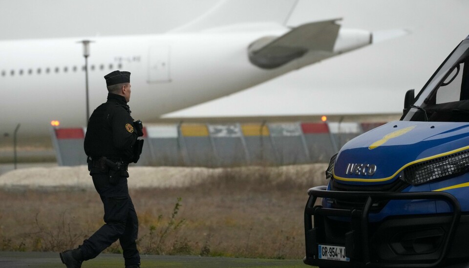 FRANKRIKE: En politimann går foran flyet som angivelig ble brukt i en stor menneskehandelsoperasjon. En politimann går foran flyet som angivelig ble brukt i en stor menneskehandelsoperasjon. Foto: Christophe Ena / AP / NTB
