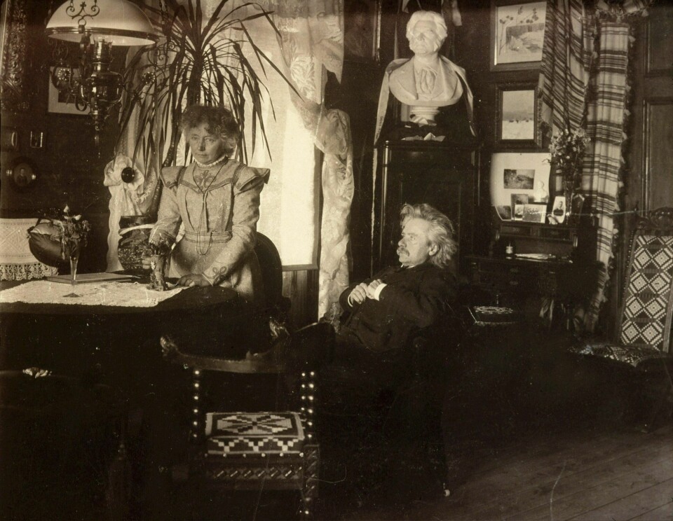 Nina Grieg (t.v.) kjempet en lang, men forgjeves kamp for å beholde Troldhaugen i Bergen, hjemmet hun delte med ektemannen Edvard Grieg (t.h). Nå lider kulturminnestedet nok en gang under dårlig økonomi.