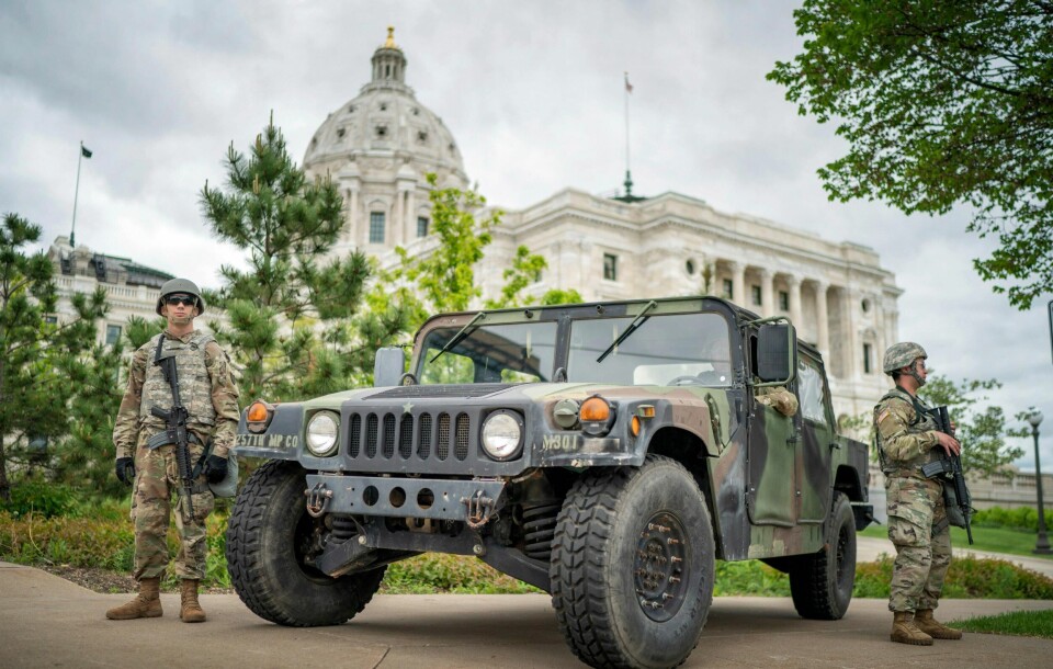 Medlemmer av Nasjonalgarden utenfor State Capitol i St. Paul, Minnesota.