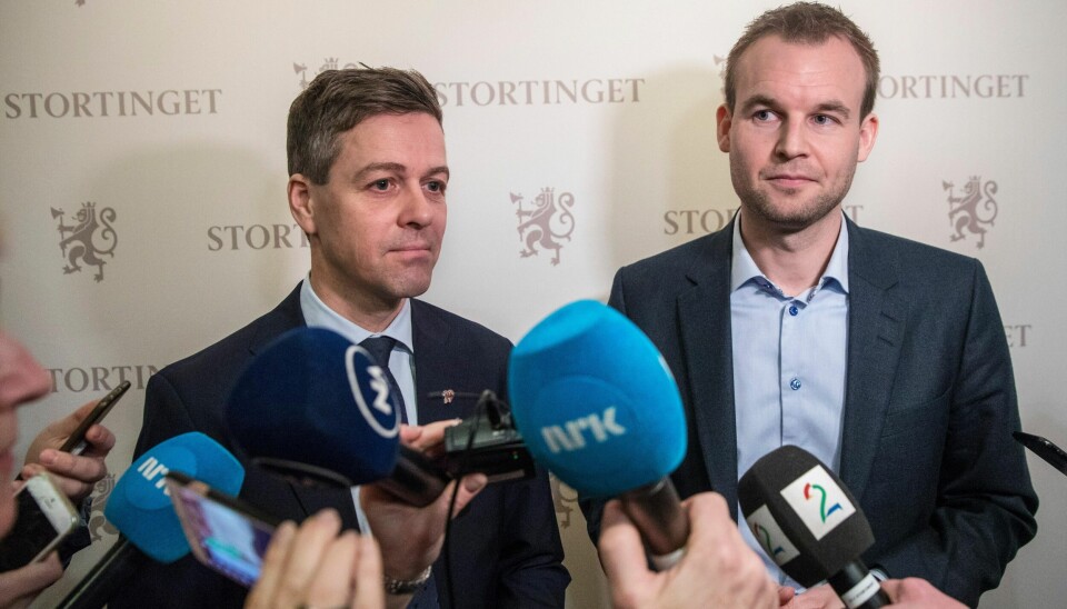 KrF-leder Knut Arild Hareide og forhandlingsleder og nestleder Kjell Ingolf Ropstad møtte pressen med et historisk ja fra stortingsgruppen til å forhandle frem en regjeringsplattform med Frp, Venstre og Høyre.