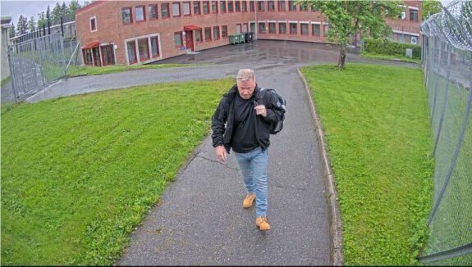 Overvåkingsfoto av etterlyste Stig Millehaugen der han går ut av Trondheim fengsel onsdag 1. juni. Bildet viser overvåkningsfoto av etterlyste Stig Millehaugen der han går ut av Trondheim fengsel onsdag morgen. Foto: Trøndelag politidistrikt / NTB