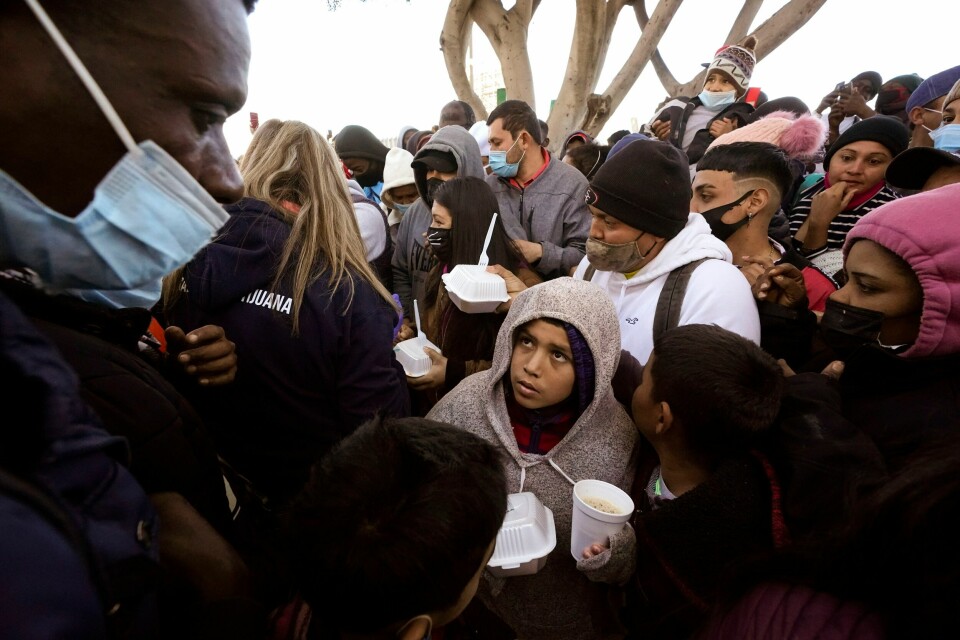 I KØ: Asylsøkere venter i matkø i Tijuana i Mexico mens de venter på beskjed om de kan komme inn i USA for å søke asyl. Foto: Gregory Bull / AP / NTB