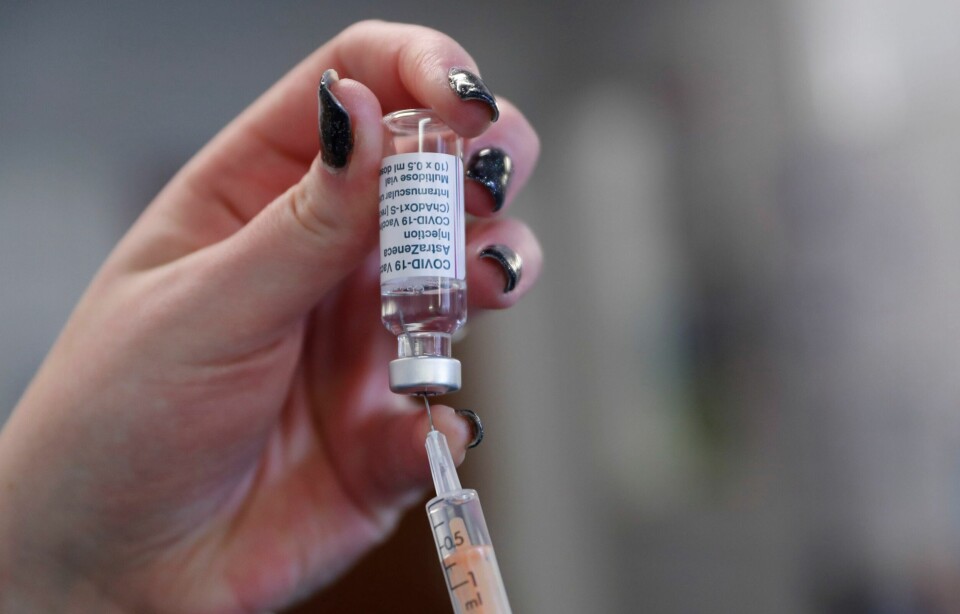 TRØBBEL: En dose av den omstridte AstraZeneca-vaksinen trekkes fra et glass på et sykehus i Luton. Foto: Alastair Grant / AP / NTB