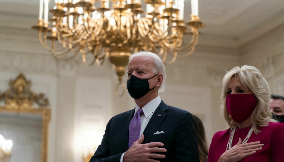 PRESIDENT: 21. januar deltok president Joe Biden og førstedamen Jill Biden i en bønneseremoni som er tradisjon i USA i forbindelse med innsettelsen av ny president. I en ny studie hevder forskere at en årsak til at andelen amerikanere som oppgir at de har noen religiøs tro, øker, er at de misliker blanding av tro og politikk. FILE- In this Thursday, Jan. 21, 2021 fiel photo, President Joe Biden, accompanied by first lady Jill Biden, places his hand over his heart during a performance of the national anthem, during a virtual Presidential Inaugural Prayer Service in the State Dinning Room of the White House, in Washington. Donald Trump's departure from the White House and the start of Bidens presidency have stirred new hopes among many religious leaders in the United States, while causing dismay among others. For leaders of the two largest Christian denominations the Roman Catholic Church and the Southern Baptist Convention the paramount concern about the Biden administration is its strong support for abortion rights. (AP Photo/Alex Brandon, File)