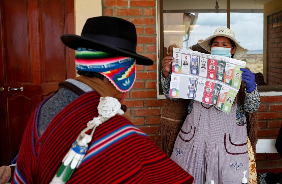 Resultatet fra valget på ny nasjonalforsamling i Bolivia er trolig ikke klart på flere dager, men allerede mandag gratulerte landets konservative midlertidige president sosialistene med seieren.