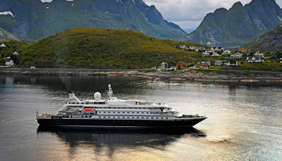 Superyatchen «Sea Dream I» ankommer Reine i Lofoten i sommer. Nå legger regjeringen opp til en mer liberal praksis for bygging i 100-meterssonen langs deler av kysten som ikke ligger i pressområder.