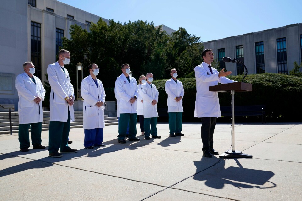 Trumps lege, Sean Conley, snakker til reportere utenfor Walter Reed National Military Medical Center der Donald Trump nå får behandling.