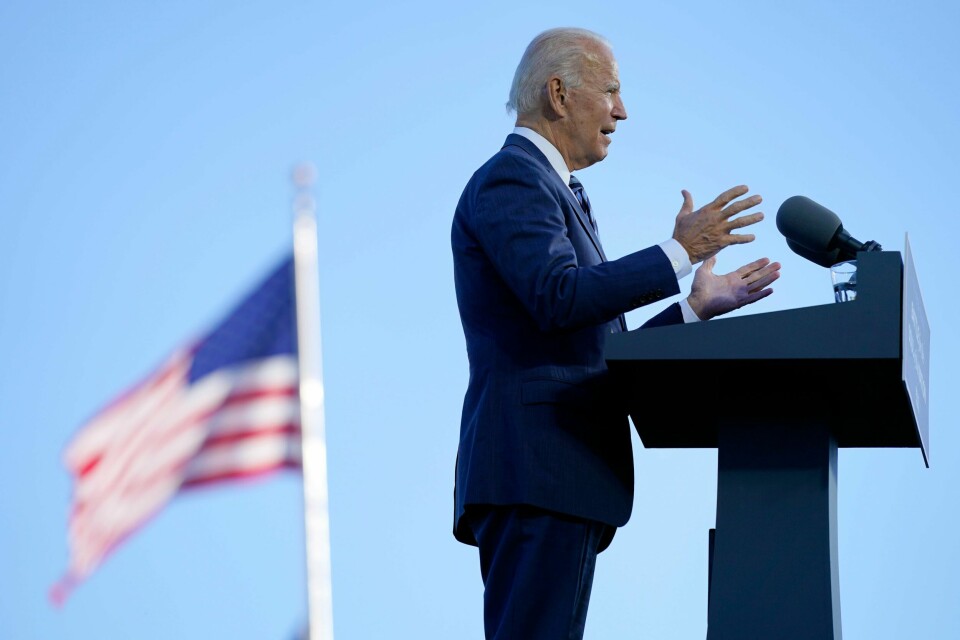 Mens Trump har måttet stille valgkampen i bero mens han behandles for koronaviruset, tar meningsmålingene av og spår enorm seier for Biden om bare fire uker.