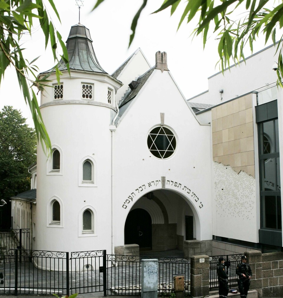 Fem nynazister som tilhører Den nordiske motstandsbevegelsen, aksjonerte utenfor den jødiske synagogen i Oslo, mens feiringen av den jødiske helligdagen jom kippur pågikk 28. september i år. En uke senere ble en av dem pågrepet med kniv utenfor synagogen, ifølge nettavisen Filter Nyheter.