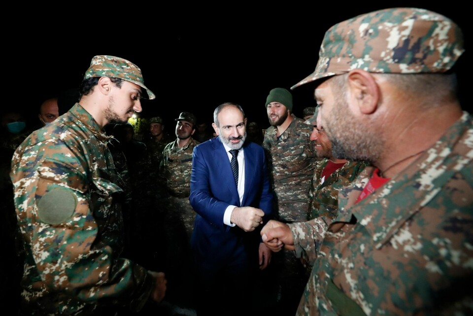 Armenias statsminister Nikol Pashinyan hilste på soldater i Jerevan før de reiste til Nagorno-Karabakh 16. oktober.
