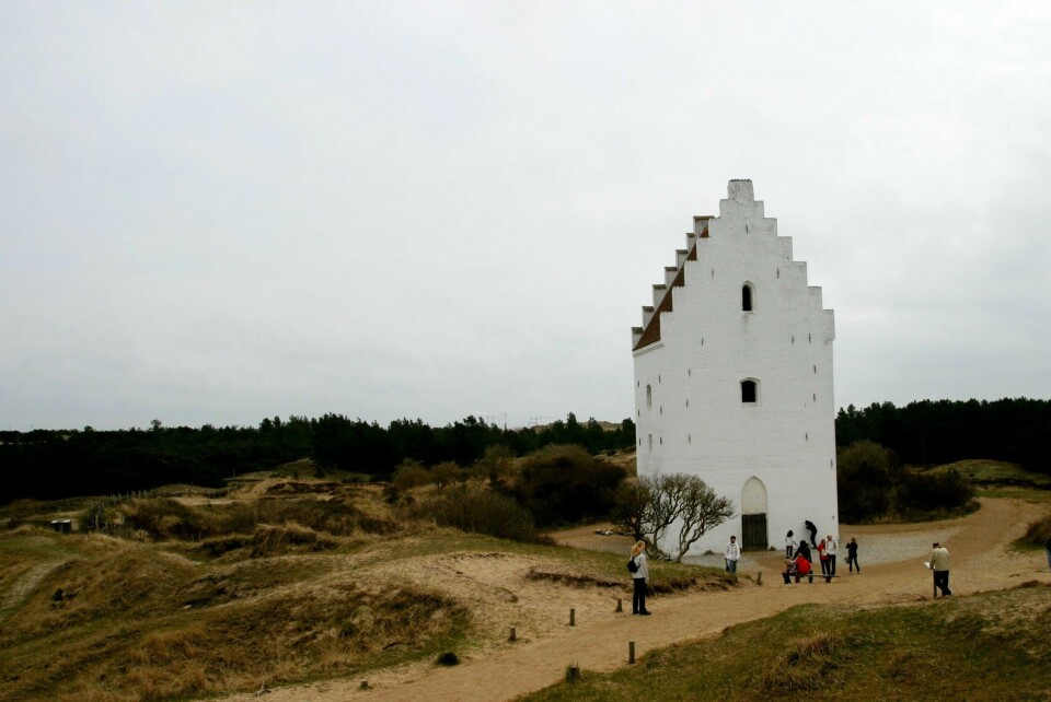 Den norske kirke bør heller lære av Danmark enn av Sverige i debatten rundt kvinneprestmotstand, mener Sverre Elgvin Lied. Bildet viser Den Tilsandede Kirke i Skagen, trolig bygget i siste halvdel av 1300-tallet.