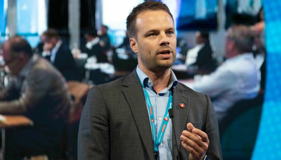 Frp-profilen Jon Engen-Helgheim kjempet for å unge under 18 år kunne selge øl i butikk: – Her må vi strekke ut en hånd til ungdommen og fjerne overformynderi som har ridd oss som en mare i mange år, sa Helgheim i debatten.
