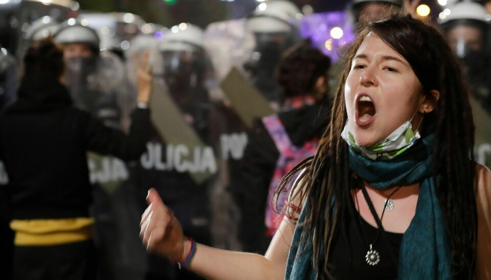 Hundrevis av demonstranter tok til gatene for å demonstrere mot innstramminger i abortloven i Polen. Foto: AP/NTB