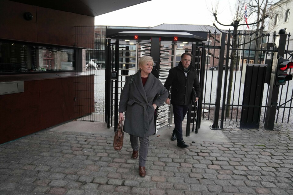 Frp-leder Siv Jensen og kommunikasjonssjef Kjetil Løset på vei inn til møte med regjeringstoppene på Statsministerens kontor.