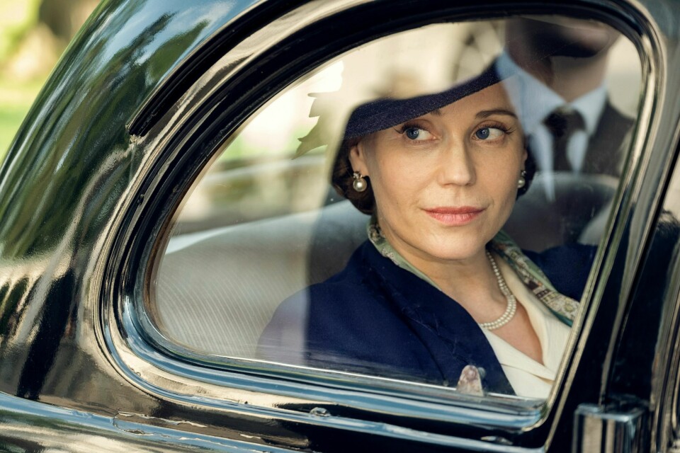 Som så mange av NRKs søndagskveldssatsninger, er stort sett både solid og severdig, mener vår kritiker. Her er kronprinsesse Märtha (Sofia Helin).