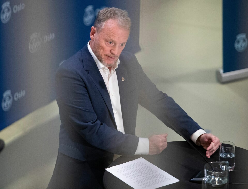 Byrådsleder Raymond Johansen orienterer om koronasituasjonen i Oslo på enn pressekonferanse i Oslo rådhus mandag. Foto: Terje Bendiksby / NTB.