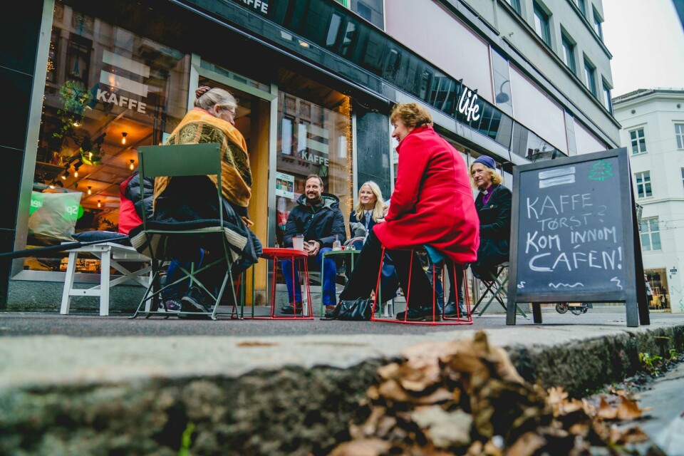 OMSORG: Kronprins Haakon og kronprinsesse Mette-Marit snakker med Janne Bøhmer Killingstad, som selger =Oslo, Nina Damm Lothe, som er barista på =Kaffe, Oslo-ordfører Marianne Borgen og biskop Kari Veiteberg under et besøk på =Kaffe i Oslo søndag.