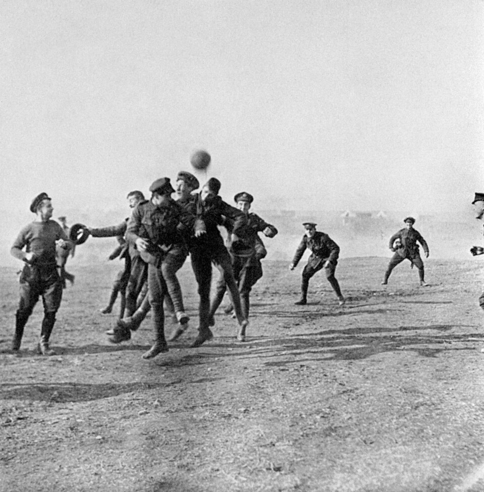 Under første verdenskrig la soldatene ned våpnene og feiret jul side om side med fienden. De utvekslet gaver og satte til og med av tid til en kameratslig fotballkamp. File photo dated 25/12/1915 of soldiers playing a game of football, as British diplomats will host a series of football matches across the globe to commemorate the 100th anniversary of the First World War Christmas truce on the Western Front.