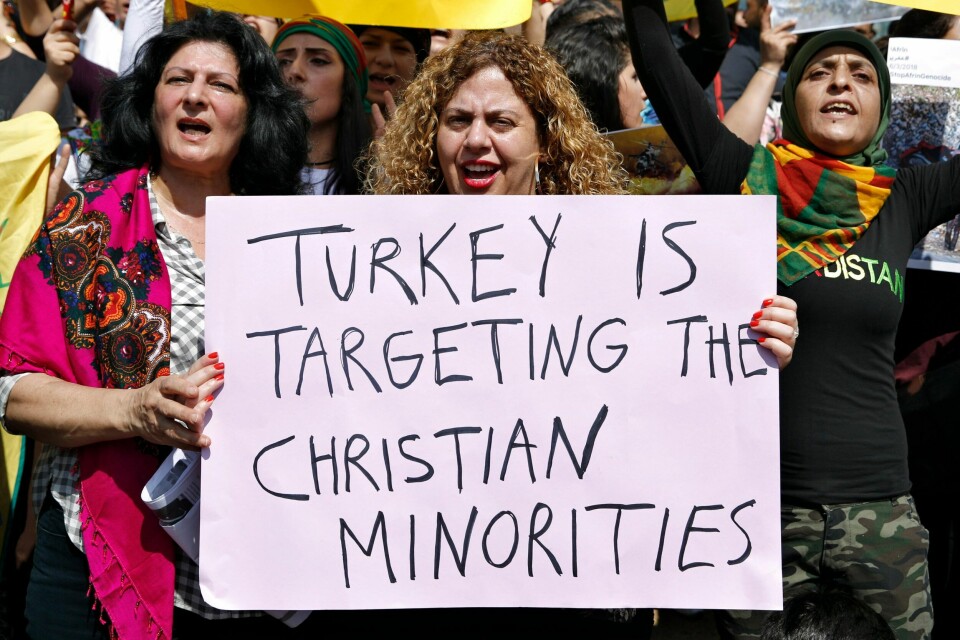 Kurdiske demonstranter i Libanon protesterer mot tyrkisk invasjon a Syria foran FN-bygget i Beirut. Foto: Bilal Hussein/Associated Press