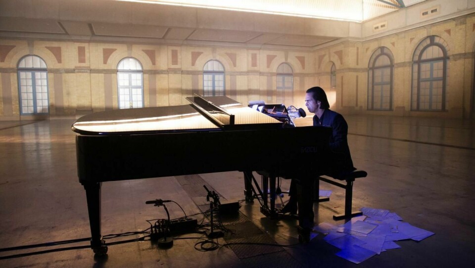 Mutters alene ved pianoet I en teatersal i London formidler Nick Cave sanger om både lidelse, håp og tro.