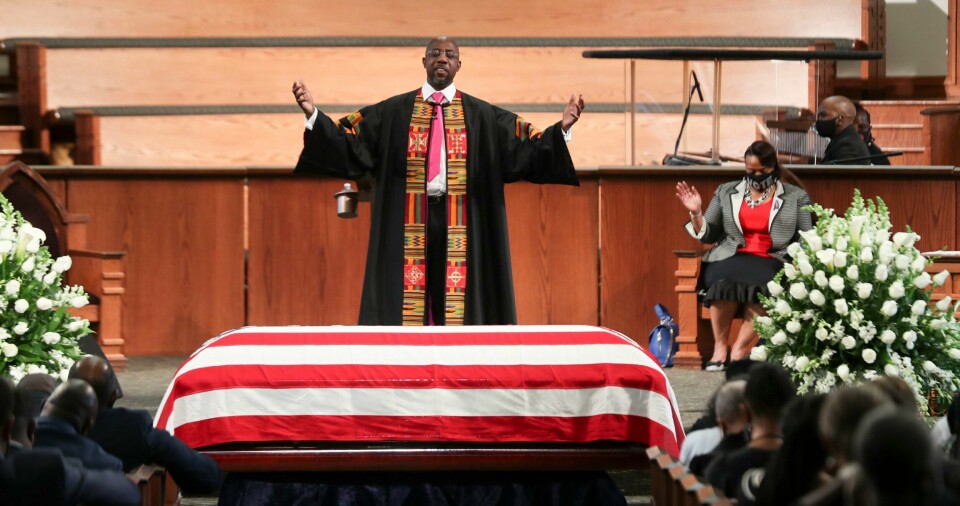 PASTOR: Raphael Warnock under begravelsen til borgerrettighetskjempenJohn Lewis 30. juli i år. Den ble holdt i Ebenezer Baptist Church i Atlanta, hvor Warnock er pastor. Det er samme kirke som Martin Luther King Jr var pastor.